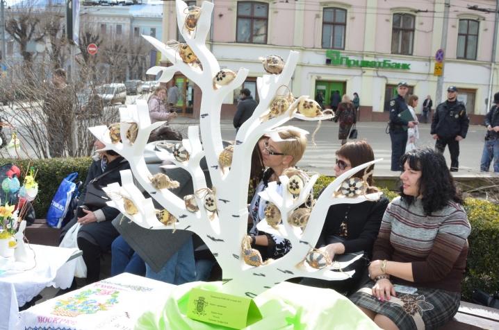 На Центральній площі чернівчанам показали писанкові дерева