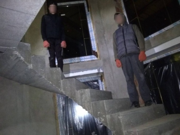 На Буковині затримали двох підлітків, які залізли до чужого будинку