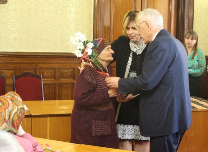 Буковинські матері загиблих воїнів в АТО отримали нагороди народної пошани