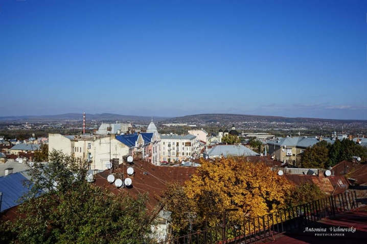 Чернівчанка опублікувала приголомшливі фото з дахів міста