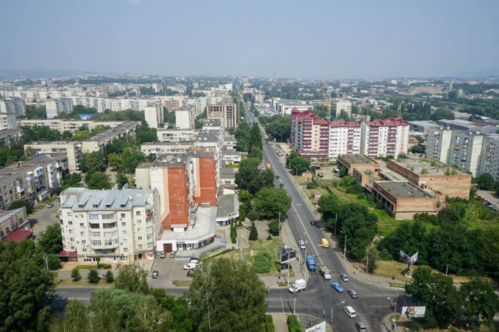 Чернівчанка опублікувала приголомшливі фото з дахів міста