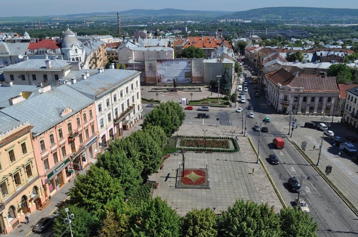 Чернівчанка опублікувала приголомшливі фото з дахів міста