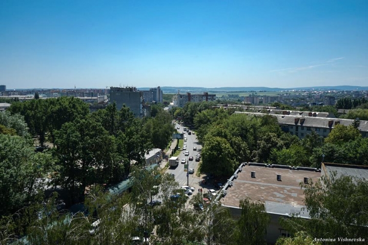 Чернівчанка опублікувала приголомшливі фото з дахів міста