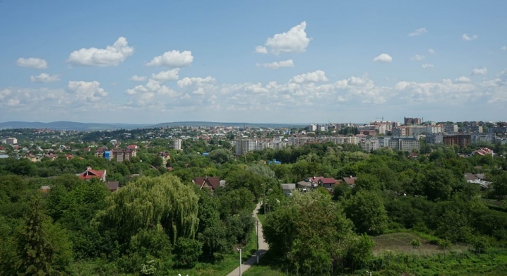 Чернівчанка опублікувала приголомшливі фото з дахів міста