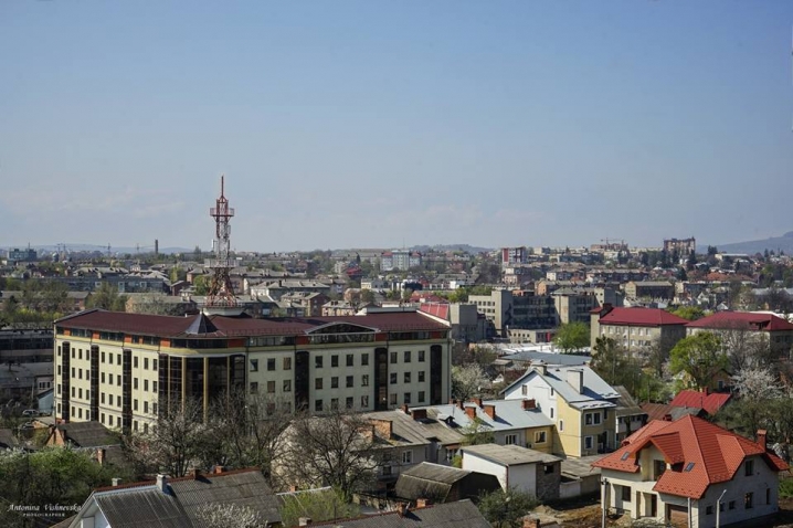 Чернівчанка опублікувала приголомшливі фото з дахів міста