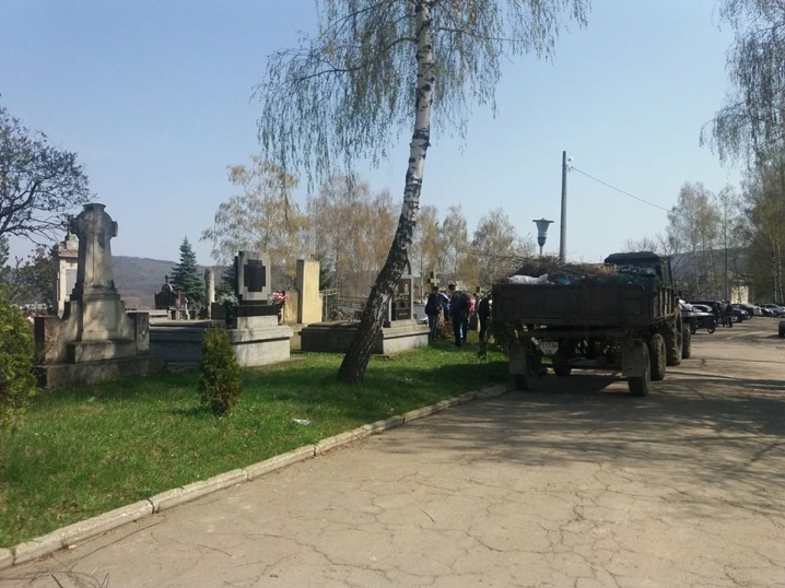 Старшокласники та активісти прибрали цвинтар у Садгорі