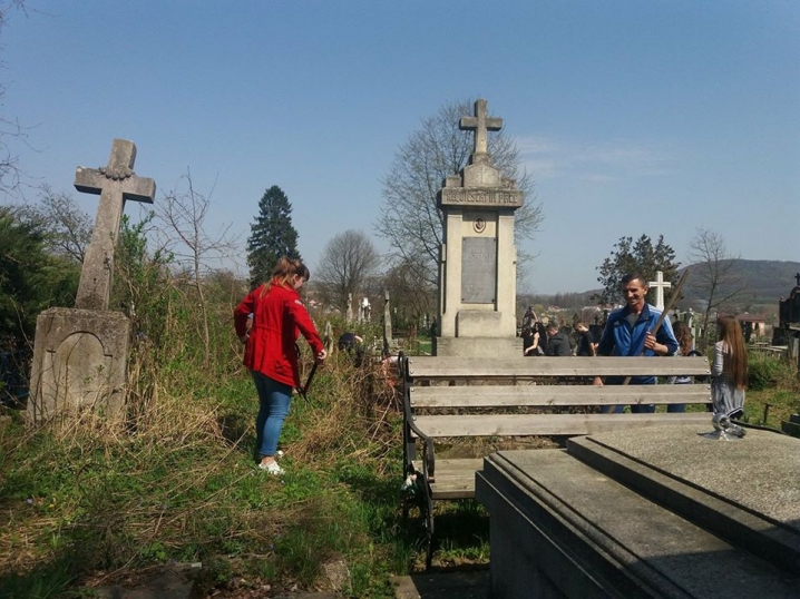 Старшокласники та активісти прибрали цвинтар у Садгорі
