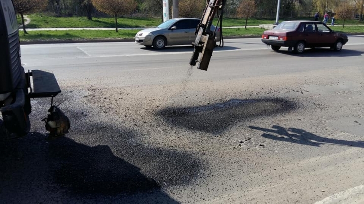 «Працівники «МіськШЕПу» без контролю ремонтують дороги абияк», – активіст