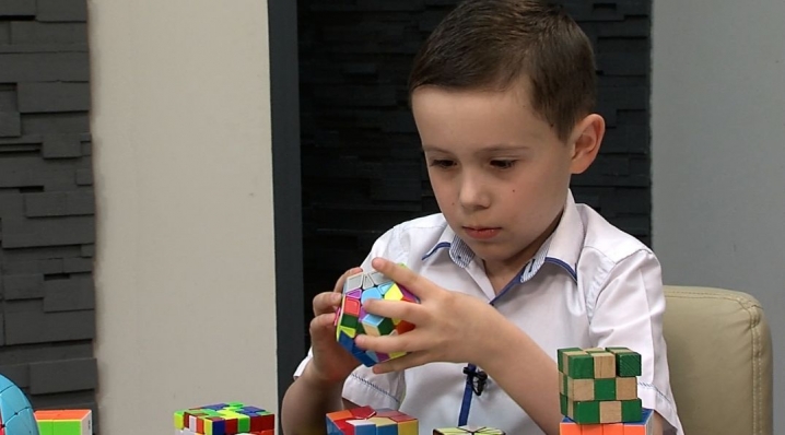 8-річний чернівчанин збирає кубик Рубика за дві секунди