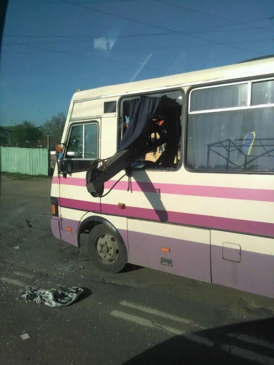 У Чернівцях стріла крана проштрикнула автобус