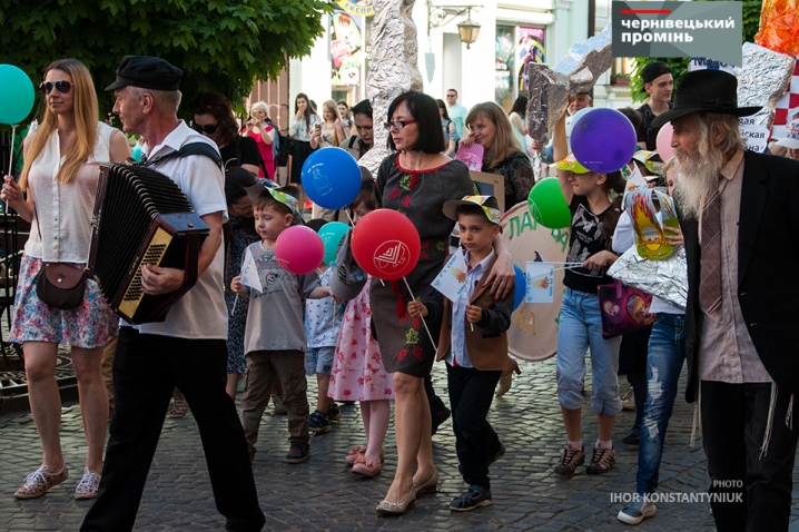 Євреї Чернівців пройшли святковою ходою вулицею Кобилянської
