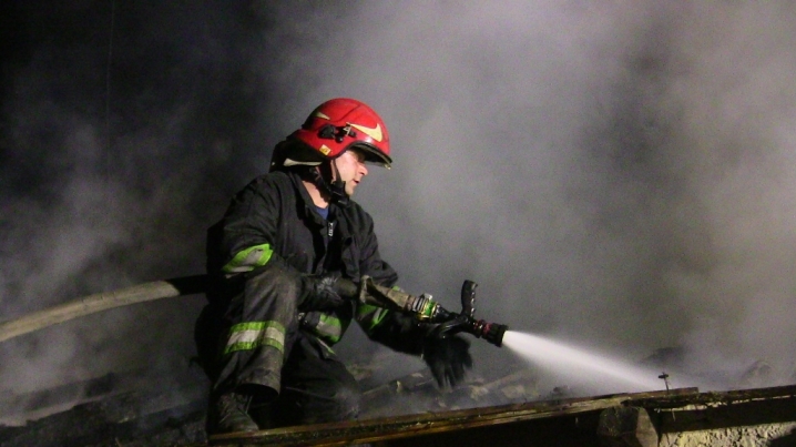 Під час пожежі у Чернівцях врятували трьох літніх людей