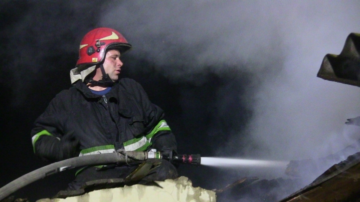 Під час пожежі у Чернівцях врятували трьох літніх людей