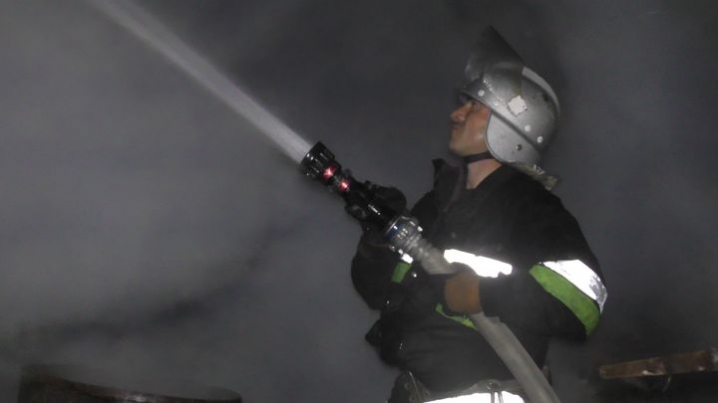 У Чорнівці сталася пожежа на закинутому складі
