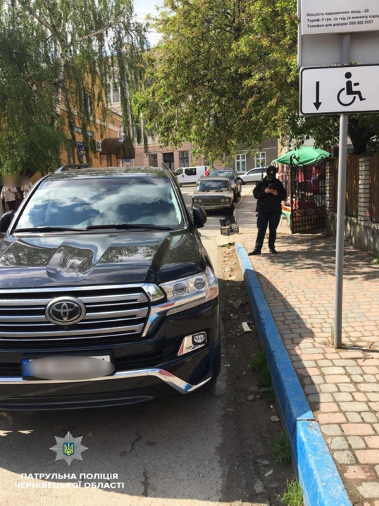 Чернівчани продовжують порушувати правила паркування на місцях для людей з інвалідністю