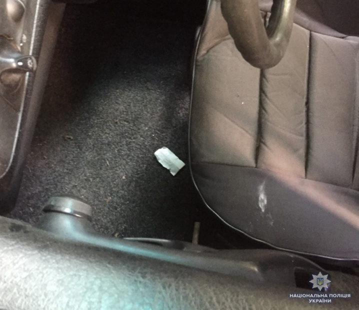 У Чернівцях водій вживав наркотики прямо в салоні авто У Чернівцях водій вживав наркотики прямо в салоні авто