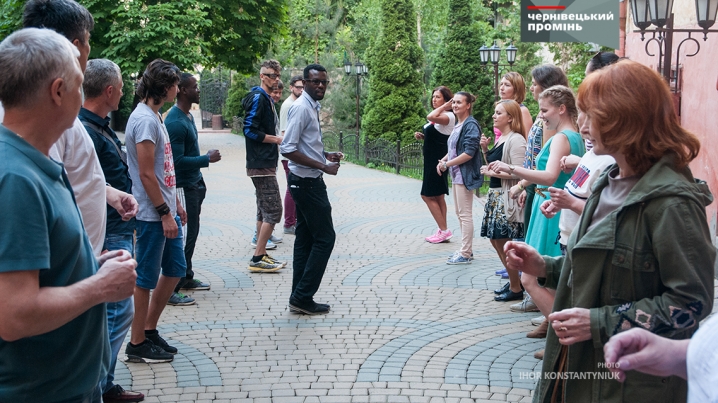 Чернівчани танцювали бачату з американцями в дворику обласної бібліотеки 