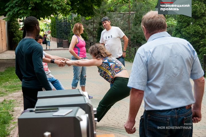 Чернівчани танцювали бачату з американцями в дворику обласної бібліотеки 