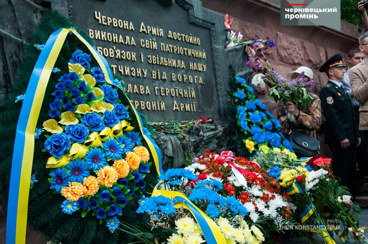 У Чернівцях до пам’ятника Перемоги урочисто поклали квіти