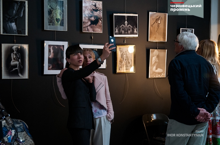У Целанівському центрі відкрилася фотовиставка Володимира Конєва «FANTASIES»