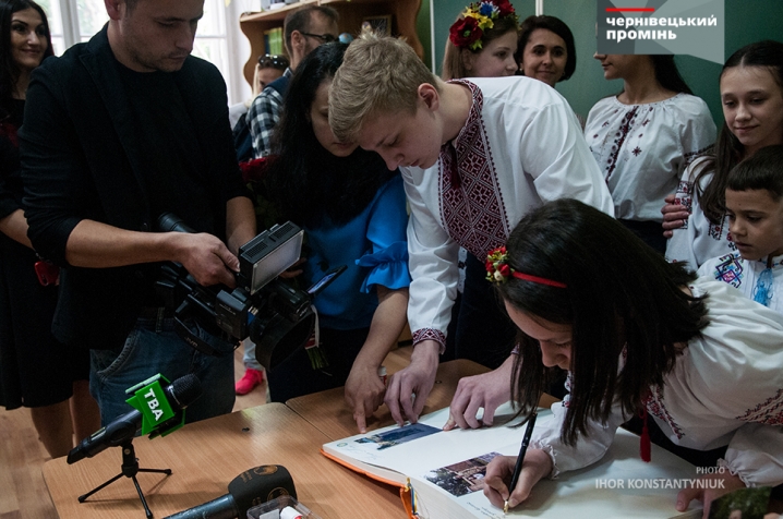 Марина Порошенко у Чернівцях зустрілася зі школярами, чиї батьки воюють на Сході