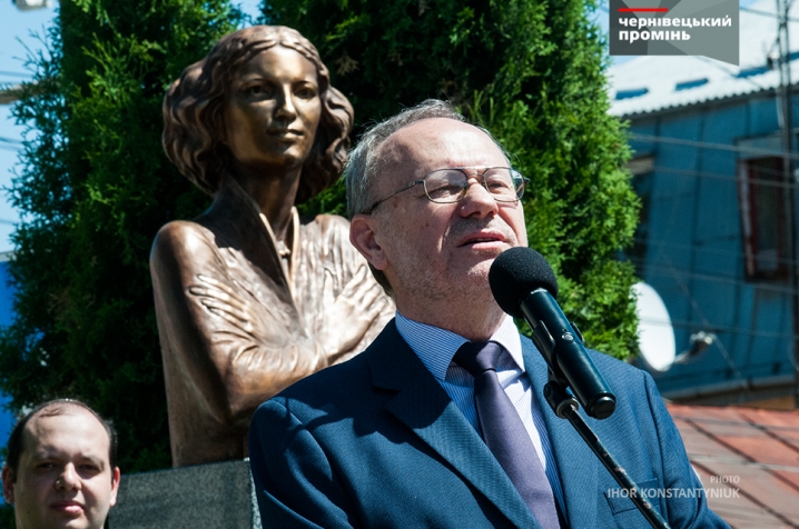 На площі Пресвятої Марії урочисто відкрили пам'ятник Розі Ауслендер