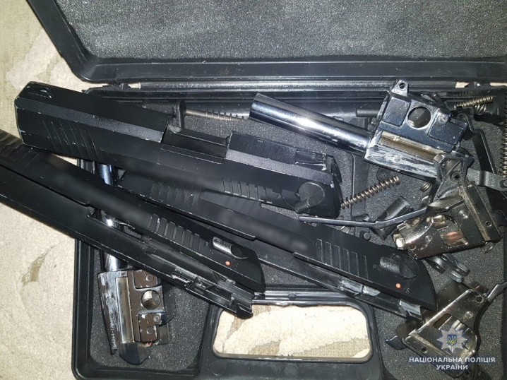 В офісі чернівецького підприємця поліцейські знайшли нелегальну зброю