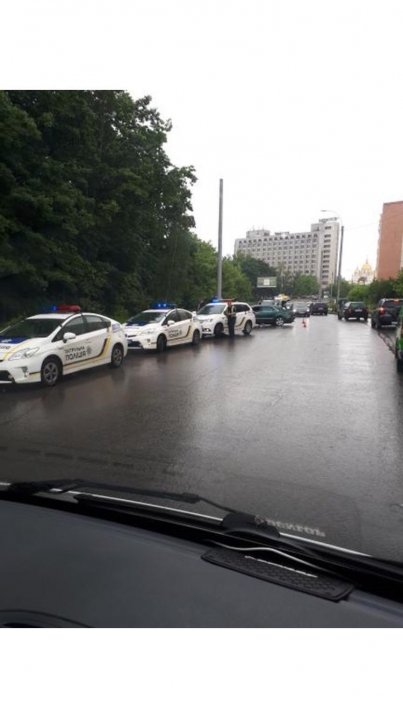 На вулиці Воробкевича сталася ДТП: в однієї з автівок від удару вирвало двигун