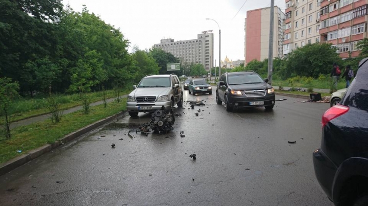 На вулиці Воробкевича сталася ДТП: в однієї з автівок від удару вирвало двигун