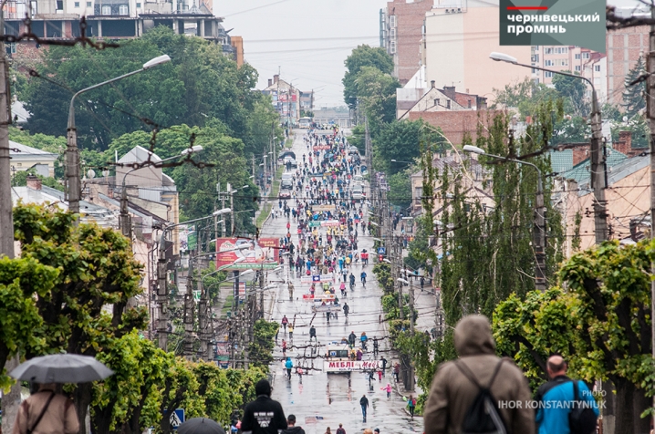 Попри сильну зливу, сотні чернівчан пробіглися центром міста