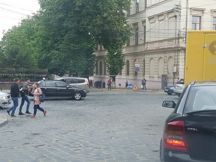 На вулицях Вірменській та Кафедральній перекрили рух транспорту