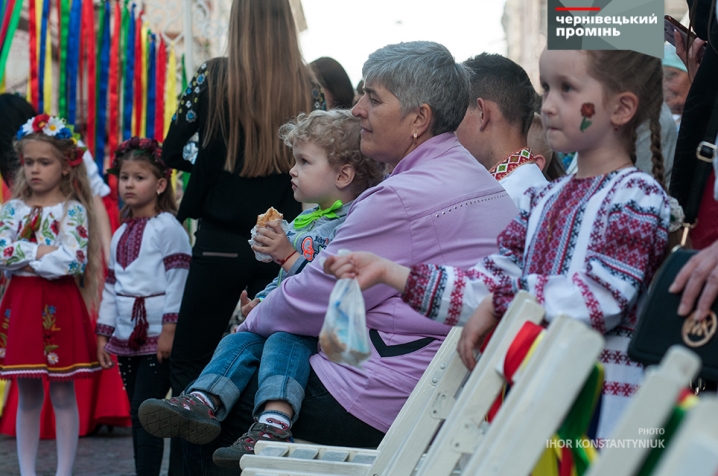 У Чернівцях відсвяткували день Вишиванки на вулиці Кобилянської
