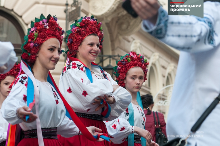 У Чернівцях відсвяткували день Вишиванки на вулиці Кобилянської