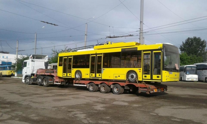 До Чернівців прибули два нові тролейбуси з Дніпра