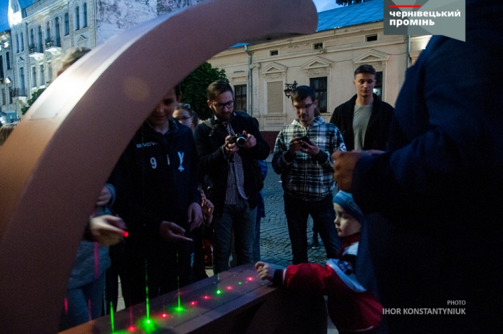 У Чернівцях на вулиці Кобилянської встановили лазерну арфу