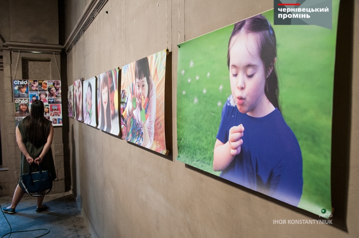 У Чернівцях відкрили фотовиставку особливих діток «Ті, що світять»