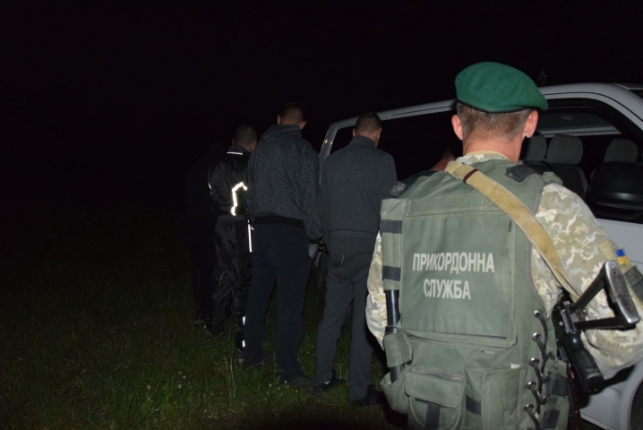 На Буковині контрабандисти намагалися дельтапланом переправити цигарки за кордон