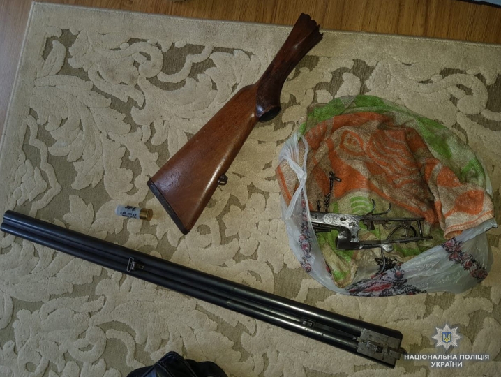 В офісі чернівецького підприємця поліцейські знайшли нелегальну зброю