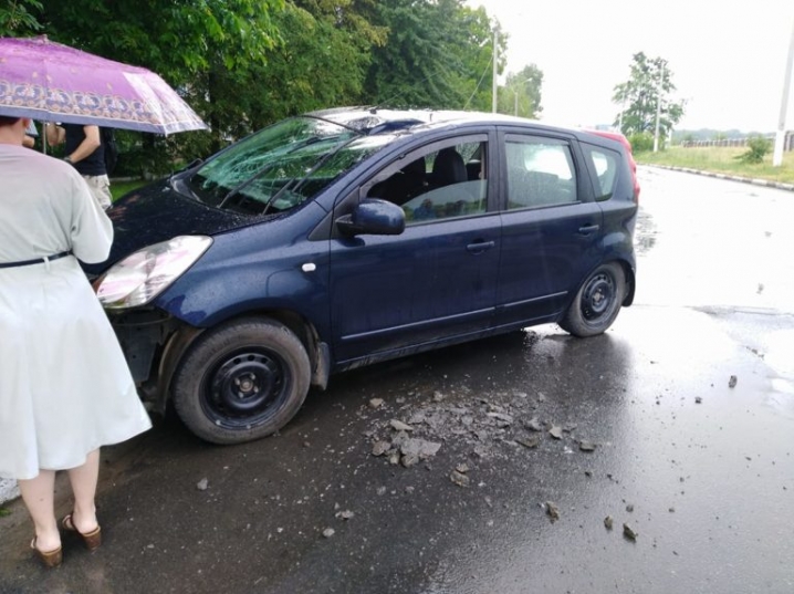 Об’їжджав кота і врізався у стовп – у Новодністровську автомобіль збив електроопору