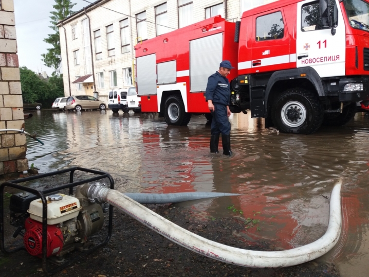 У Чернівцях через негоду затопило поліклініку та школу