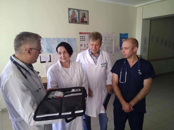 Волонтери передали Чернівецькому пологовому будинку №1 апарат для діагностики слуху