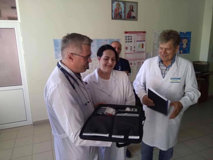 Волонтери передали Чернівецькому пологовому будинку №1 апарат для діагностики слуху