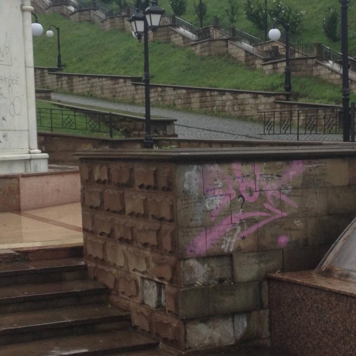 Графіті і потрощена плитка – чернівчани обурені станом площі Пресвятої Марії
