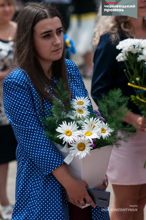 Чернівчани розпочали святкування Дня Конституції покладанням квітів