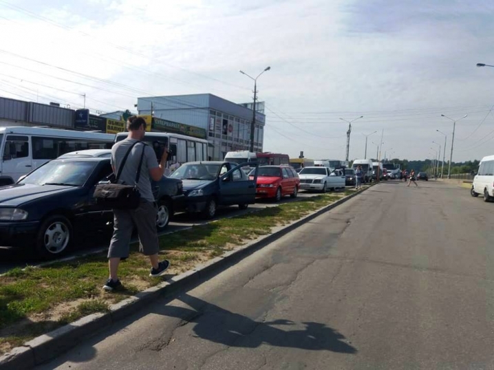 У Чернівцях мешканці Калічанки перекрили дорогу на «Калинівський ринок»