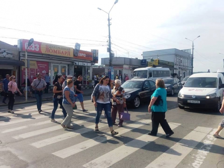 У Чернівцях мешканці Калічанки перекрили дорогу на «Калинівський ринок»
