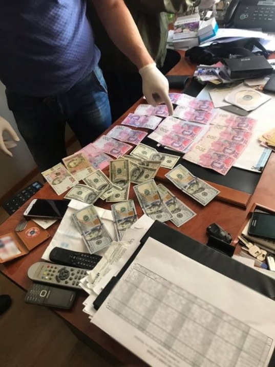 Чернівецького хабарника з Держзв'язку арештували на два місяці