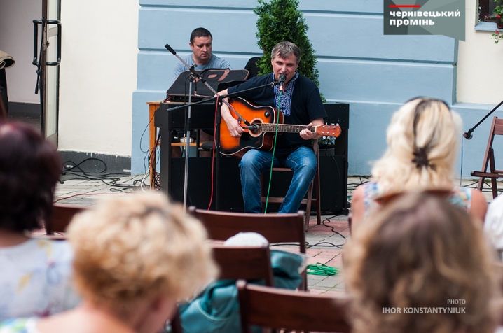 Чернівецькі співаки та поети зібралися у «Мистецькій світлиці» у дворику Ратуші