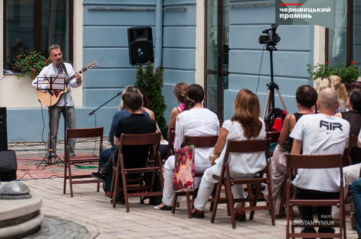 Чернівецькі співаки та поети зібралися у «Мистецькій світлиці» у дворику Ратуші