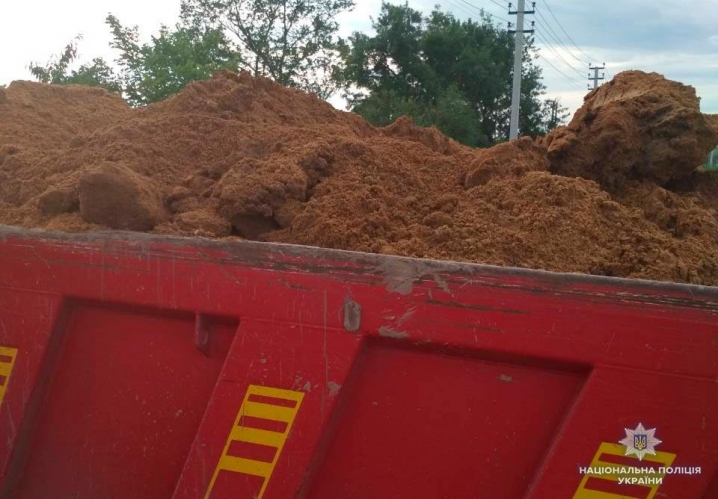 На Буковині поліція викрила факт незаконного перевезення глини